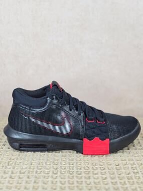 Nike LeBron Witness VIII FB2239‑005 Men’s 9 Black White University Red Brand New